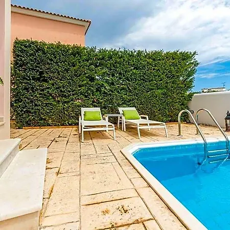 Lorenzo With Private Pool, 200m From The Beach, By Zantewize Hotel